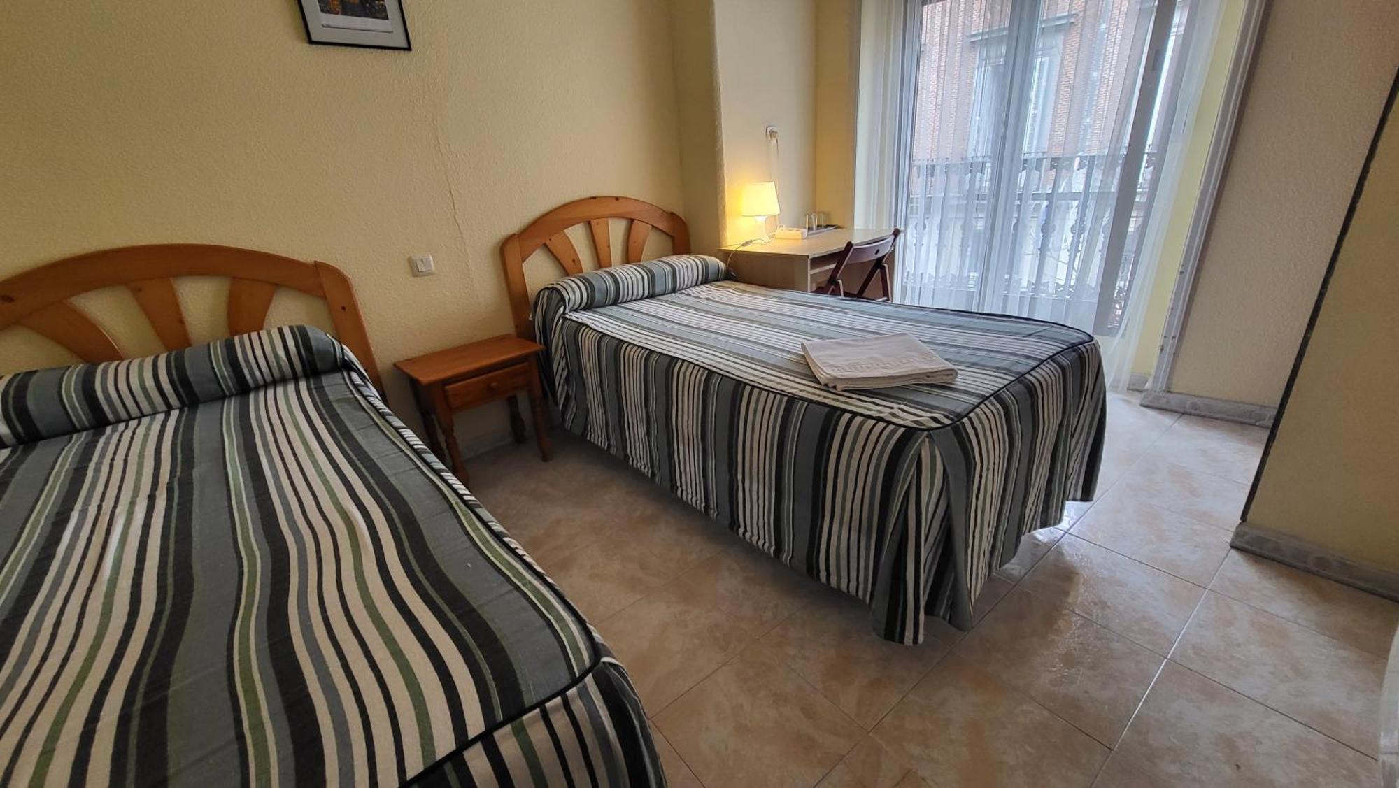 Hostal Pacios Madrid Bagian luar foto