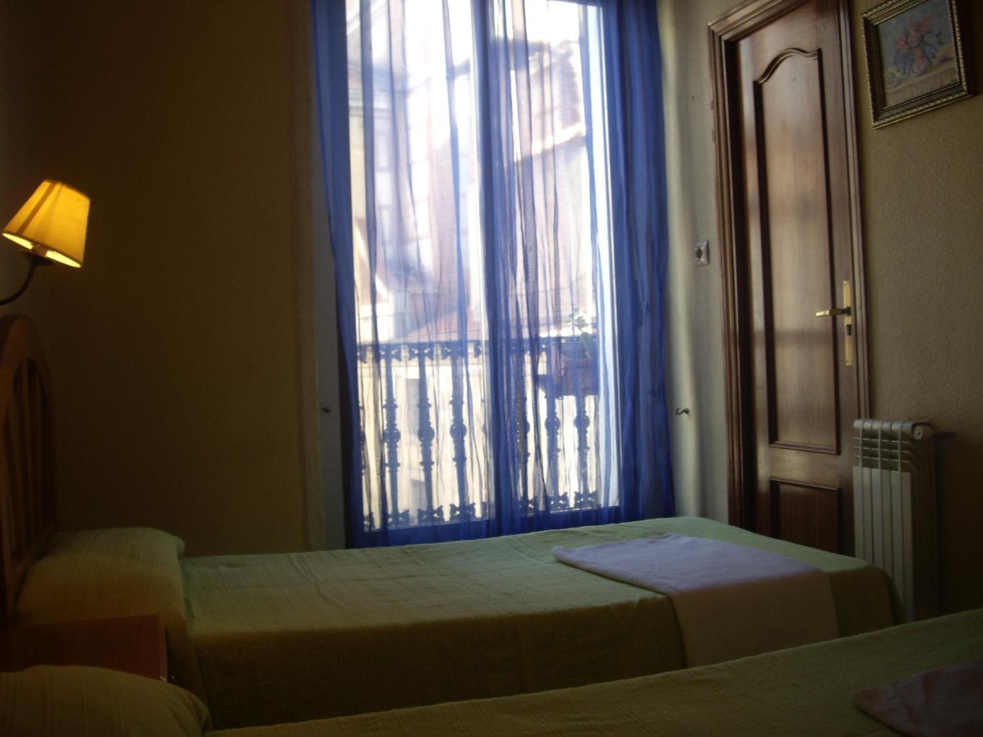 Hostal Pacios Madrid Bagian luar foto