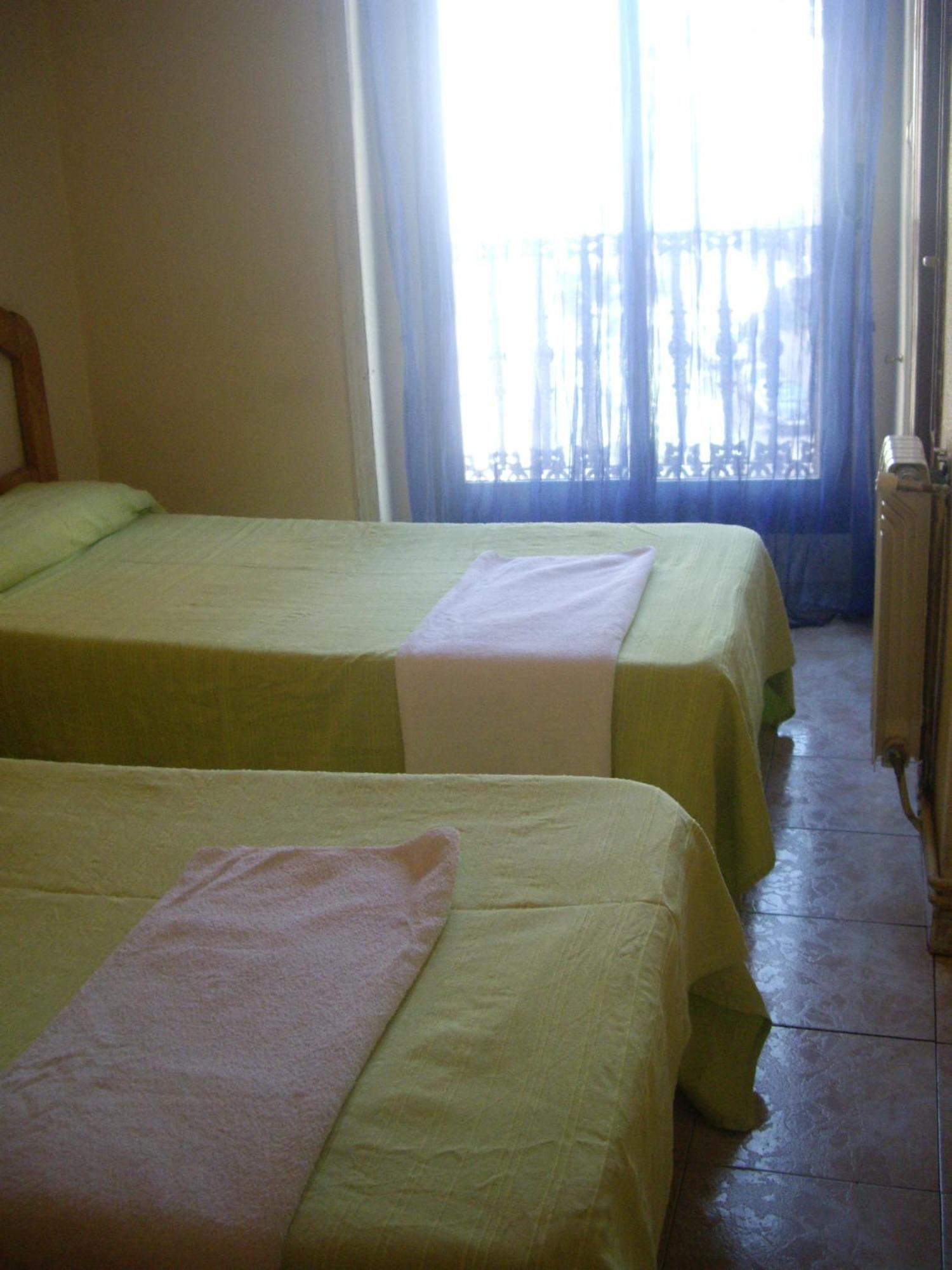 Hostal Pacios Madrid Bagian luar foto
