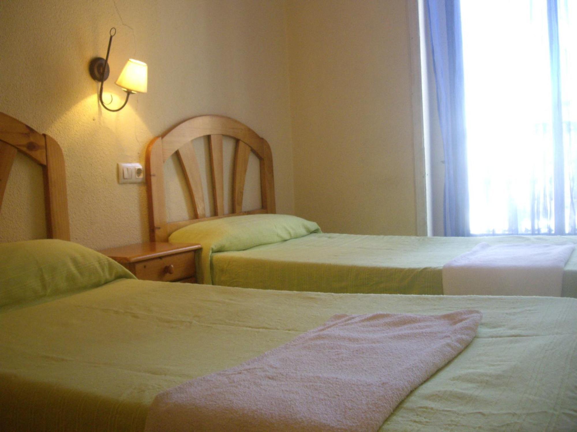 Hostal Pacios Madrid Bagian luar foto
