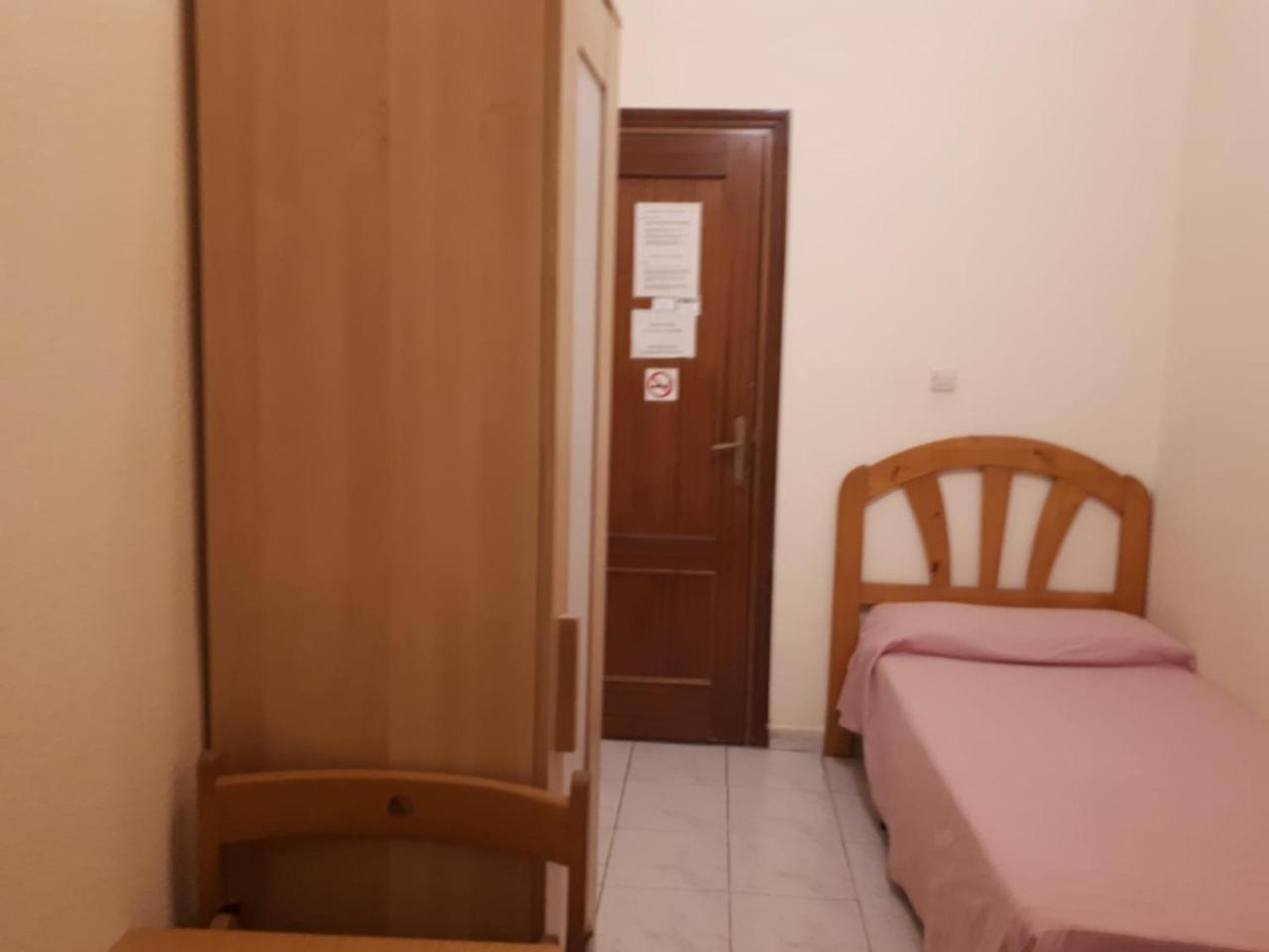 Hostal Pacios Madrid Bagian luar foto
