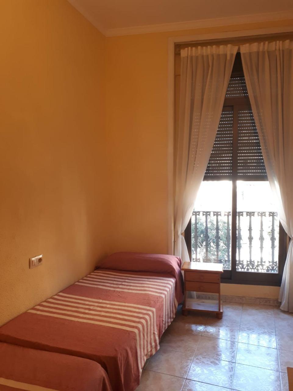 Hostal Pacios Madrid Bagian luar foto