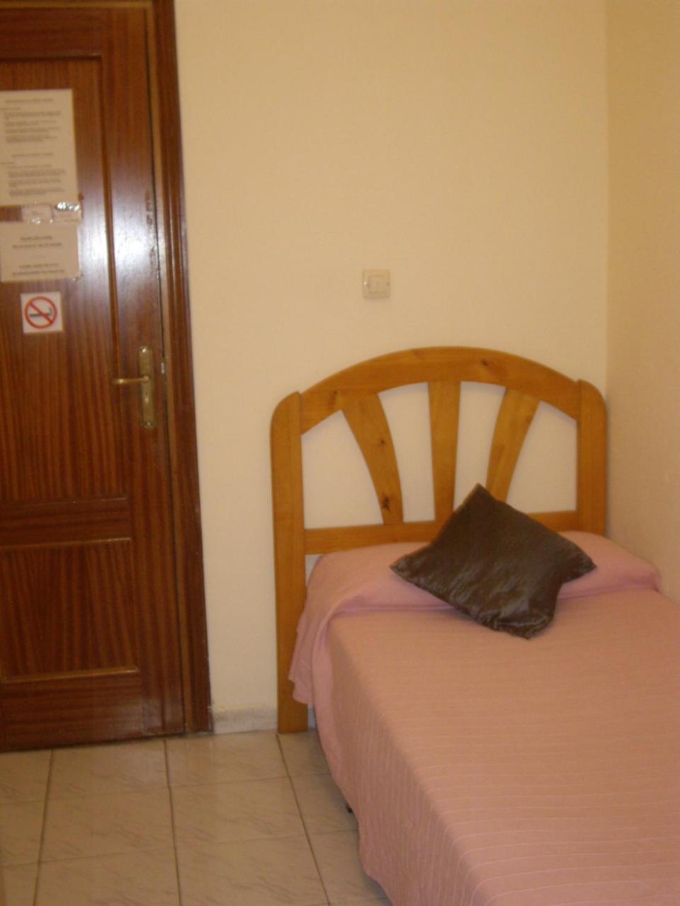 Hostal Pacios Madrid Bagian luar foto