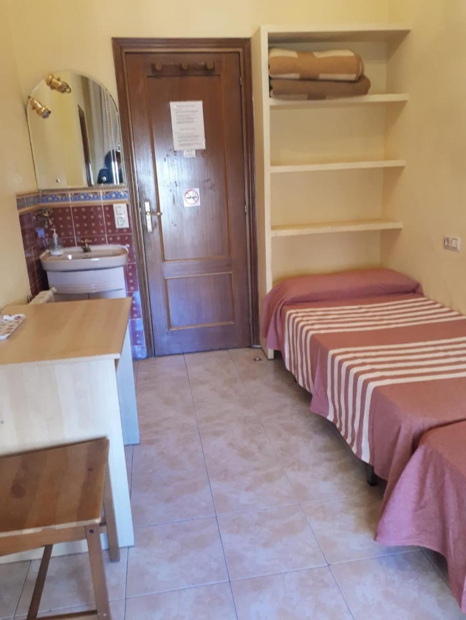Hostal Pacios Madrid Bagian luar foto