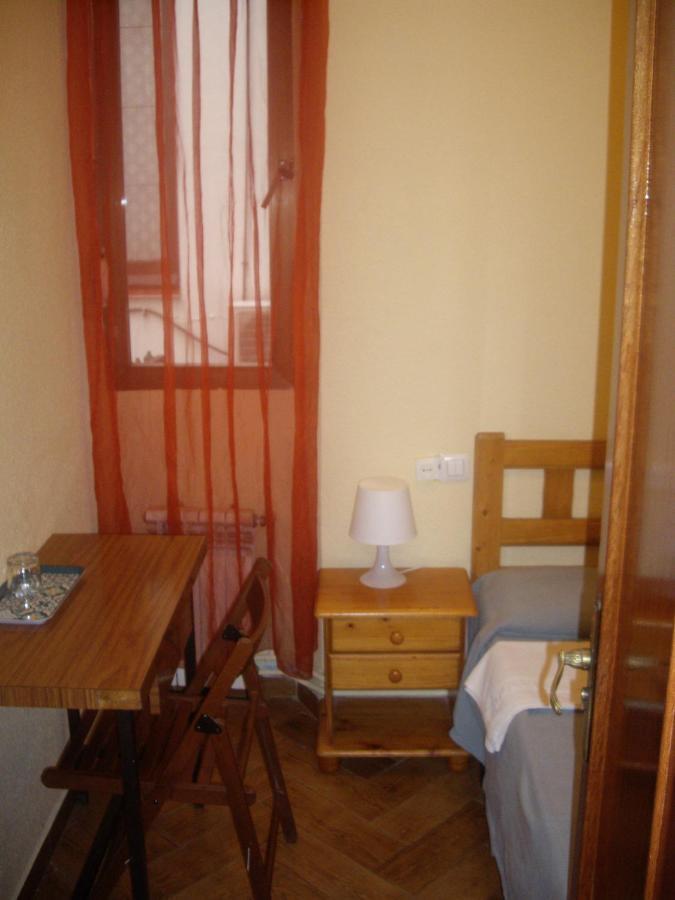Hostal Pacios Madrid Bagian luar foto